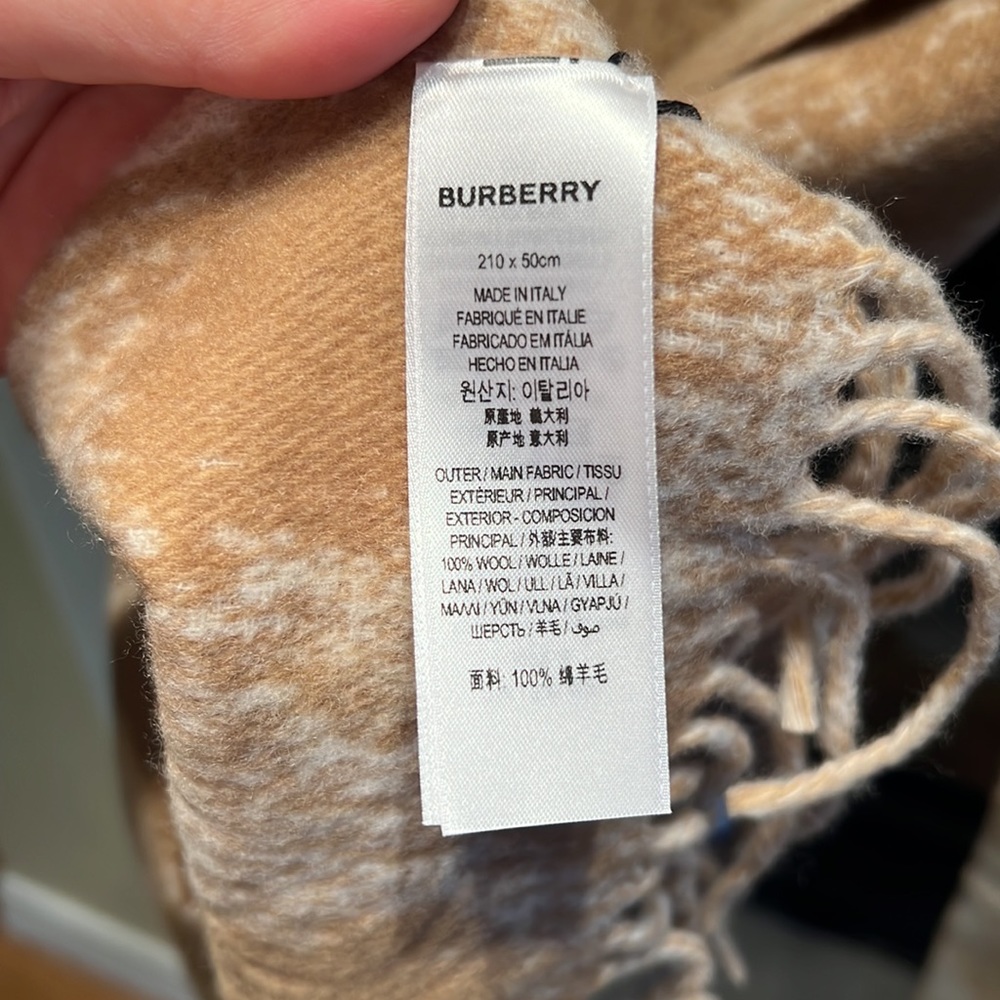 Burberry photographic deer scarf - Picture 8 of 8